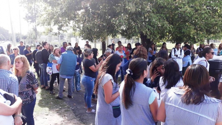 DERRUMBE EN CIELORRASO DE ESCUELA DE PILAR: "POR DESIDIA DEL GOBIERNO, TODOS LOS DÍAS PELIGRA LA VIDA DE DOCENTES Y ALUMNOS"