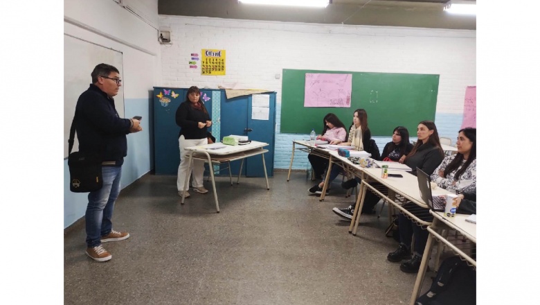 LA CAMPAÑA DE DIFUSIÓN DE LA FEB, JUNTO A LOS DOCENTES DE MADARIAGA