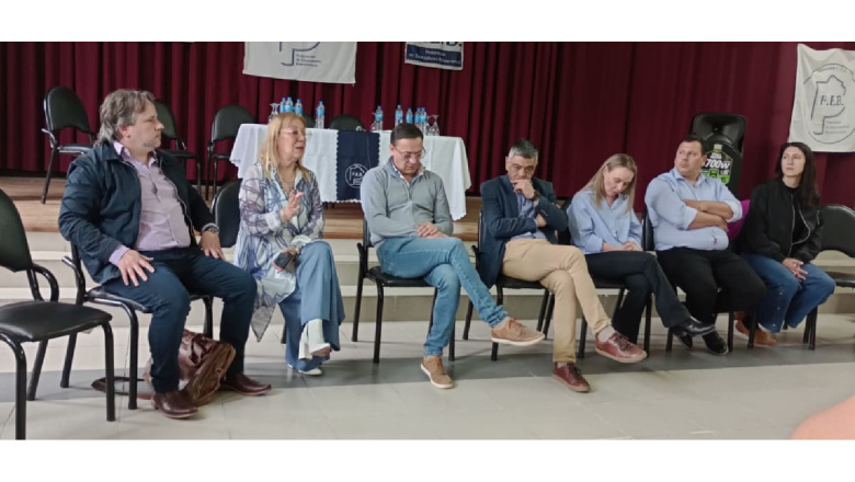 LOBOS: REUNIÓN CON LA COMISIÓN DIRECTIVA Y DELEGADOS DE ESCUELA DEL DISTRITO