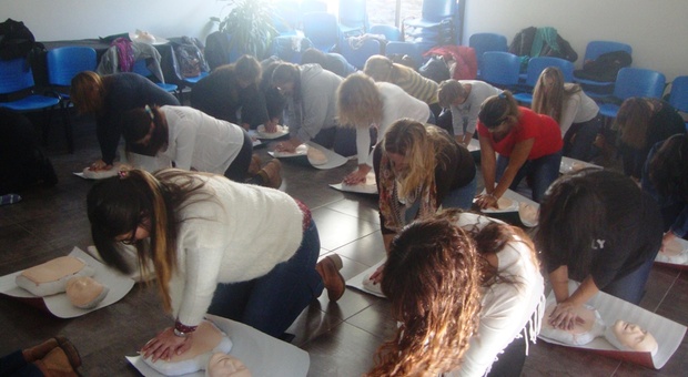 UDEB JUNIN ORGANIZO CURSO DE REANIMACION PARA LA COMUNIDAD