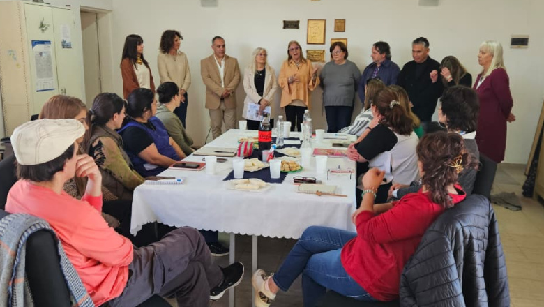 JORNADA SOBRE USO EXCESIVO DEL CELULAR PARA LOS DOCENTES DE MAGDALENA Y PUNTA INDIO